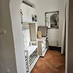 Hillside Pool House * Веленце