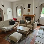 Hillside Pool House Веленце