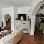 Hillside Pool House Веленце