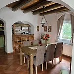 Hillside Pool House Веленце