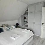 Hillside Pool House * Веленце