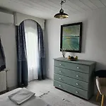 Hillside Pool House * Веленце