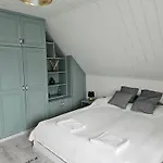 Hillside Pool House Дом отдыха Веленце