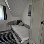 Hillside Pool House * Веленце