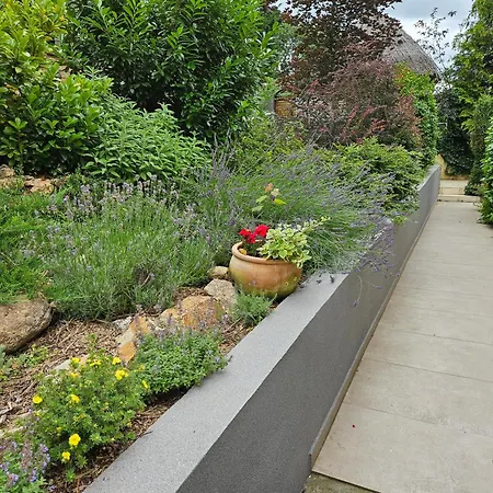 Hillside Pool House فيلينس