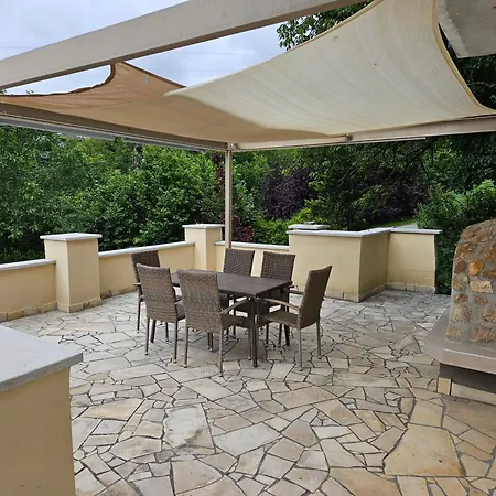 Hillside Pool House بيت للعطل فيلينس