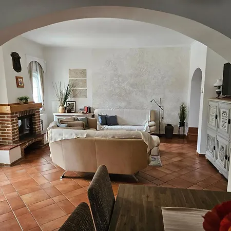 Hillside Pool House בית נופש ולנצה