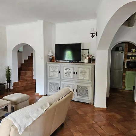 Hillside Pool House ולנצה