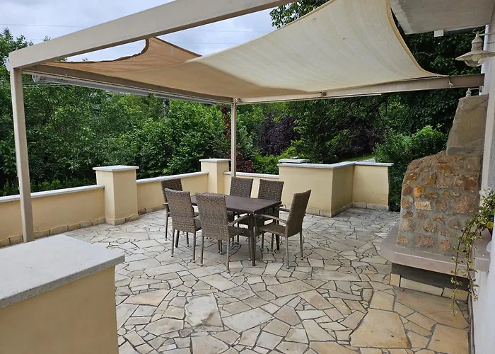 Hillside Pool House بيت للعطل فيلينس