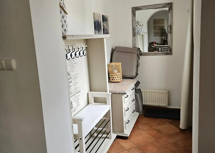 Hillside Pool House * فيلينس