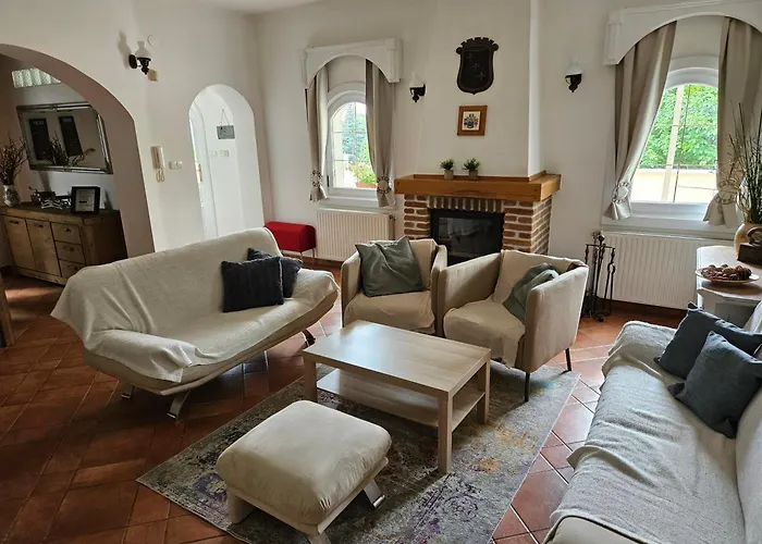 Hillside Pool House Velence