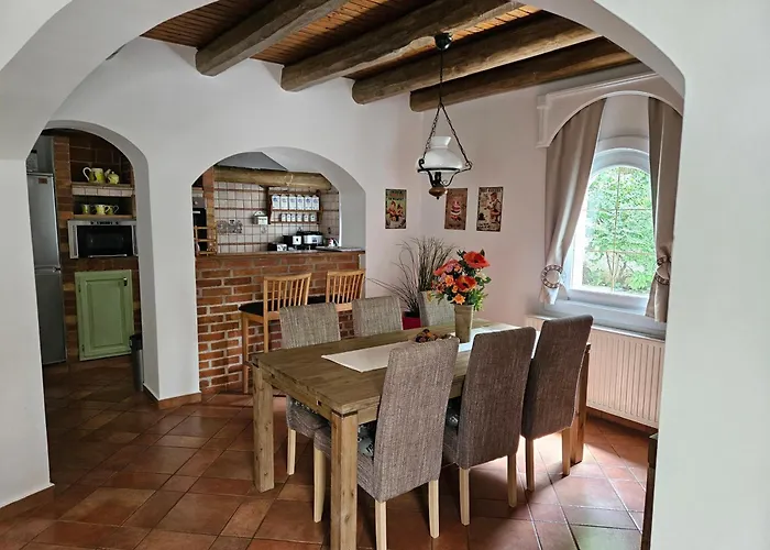 Hillside Pool House فيلينس