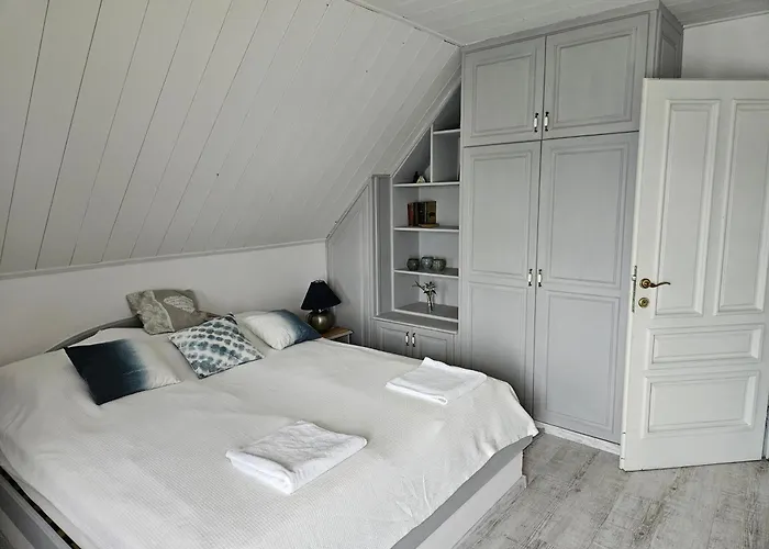 Hillside Pool House * فيلينس