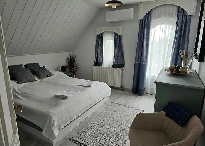 Hillside Pool House بيت للعطل فيلينس