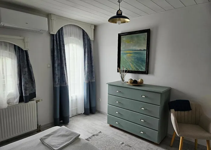 Hillside Pool House * فيلينس