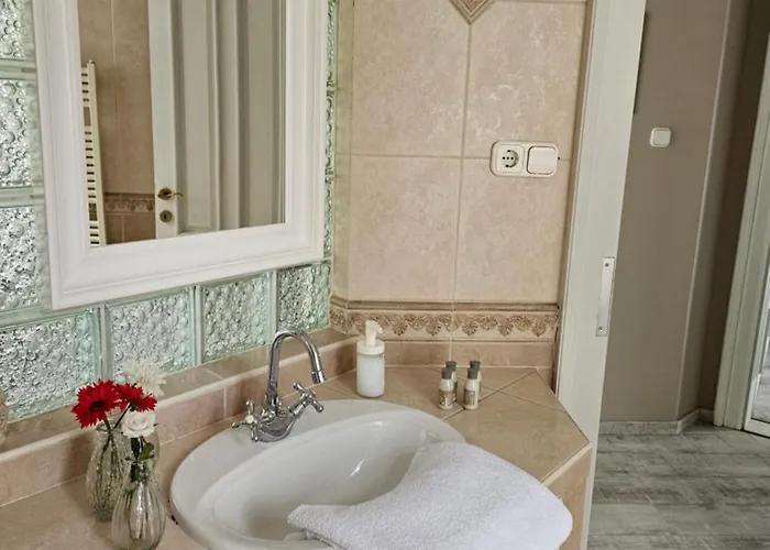 Hillside Pool House بيت للعطل *